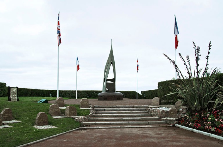 FR_120626 073 Ranska Normandian maihinnousun muistomerkki Sword