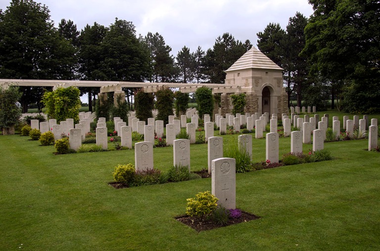 FR_120626 133 Ranska Britannian Ryes War Cemetery Bazenvillessä