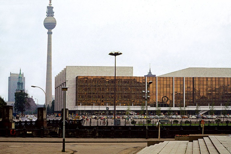 DE000804 Saksa (DDR) Berliinin Tasavallan palatsi 1977
