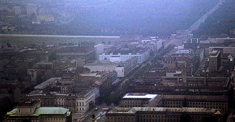 DE000810 Saksa (DDR) Berliiniä tv-tornista länteen1977
