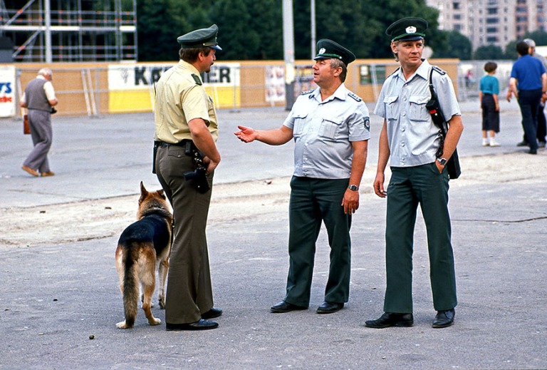 DE072114 Saksa Idän ja lännen poliiseja Berliinin Brandenburgi