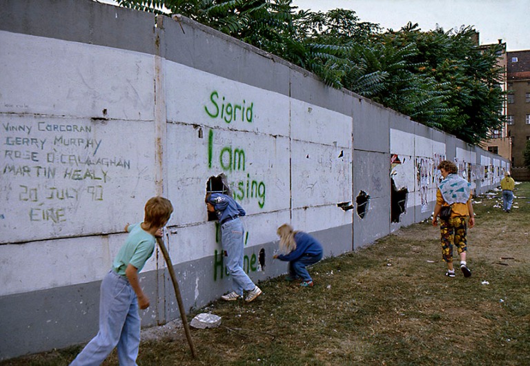 DE072126 Saksa Lapset leikkivät Berliinin muurin aukoissa 1990